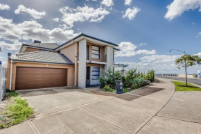 StayAU 5BR Idyllic Lakefront Escape Point Cook